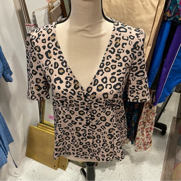 Y2K leopard deep v short sleeve button front top Sanctuary adorable 🥰 - Picture 5 of 8